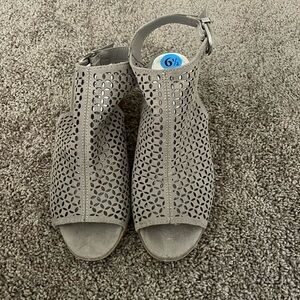 Carlos Santana beige faux suede open toe shoe. New Size 6 1/2